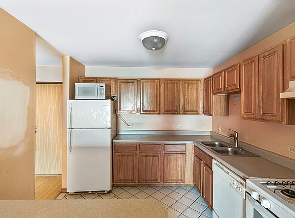 5th image of 3000 Bayside Dr Unit 113