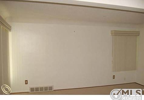 Spacious living rm