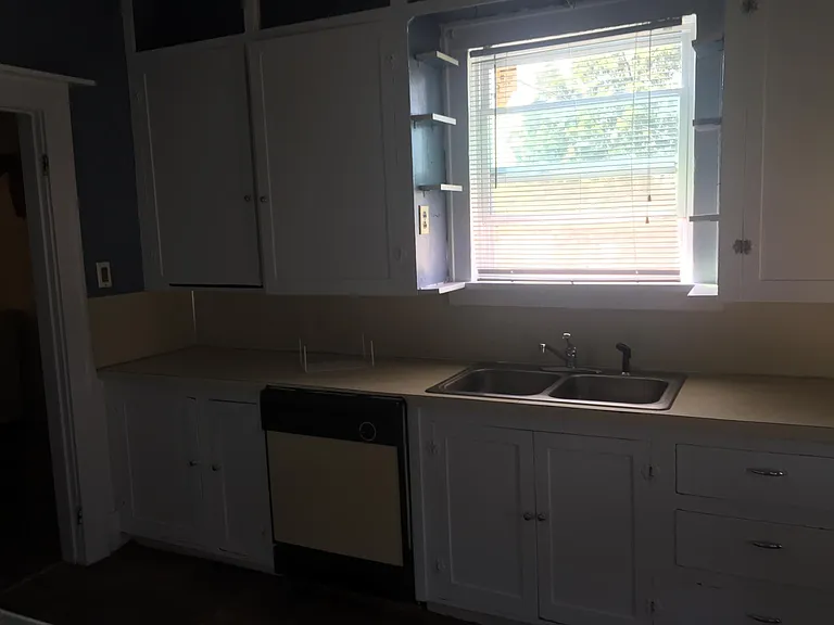 402 S Phoenix Ave — Photo 9