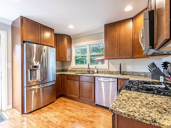 3rd image of 36917 N Wildwood Dr