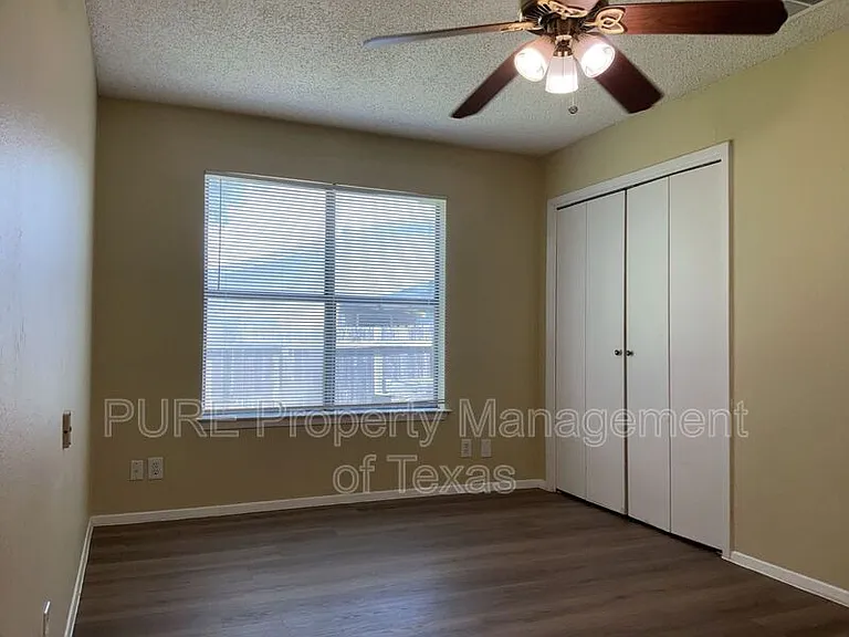 604 Country Aire Dr #B — Photo 14