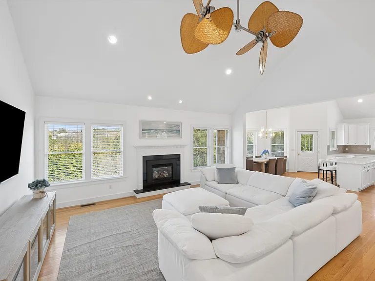 10 Peconic View Ct — Photo 3