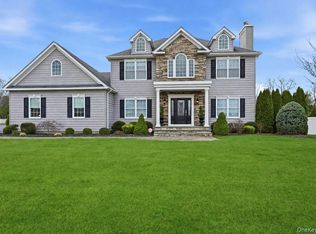 14 Southview Circle, Lake Grove, NY