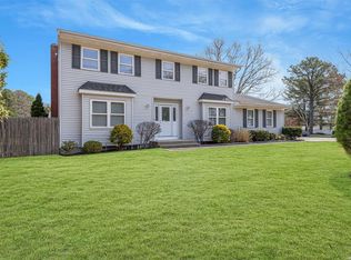 1 Warren Ct, Farmingville, NY 11738