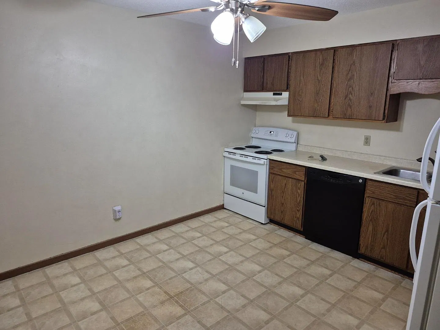 330 Hillside Cir - 7 — Photo 2