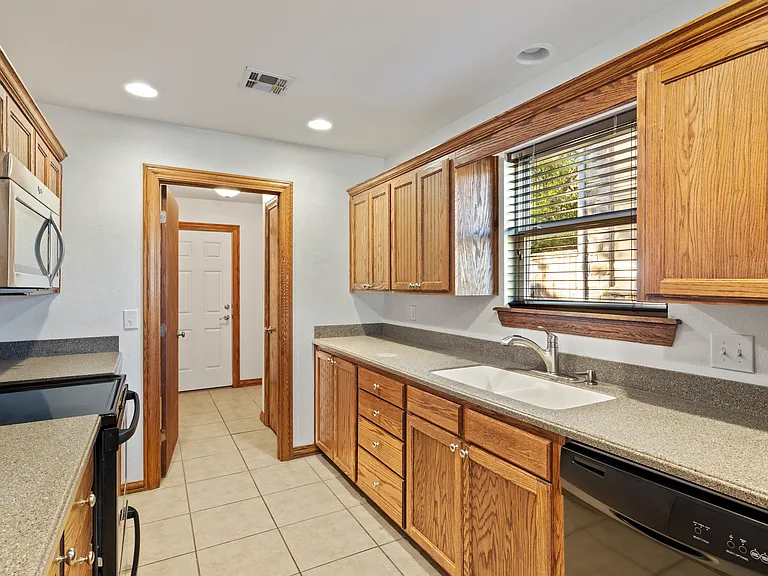 524 E Greenbriar Cir #524 — Photo 12