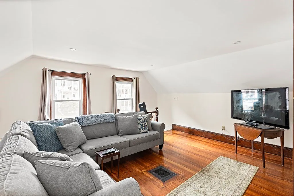 4 bed, 2.5 bath, 2200 sqft, $5,000 — Photo 4