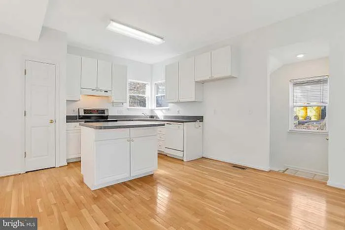 3 bed, 2.5 bath, 2584 sqft, $3,150 — Photo 3