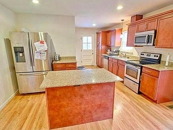 3rd image of 32 Beacon Hill Ln