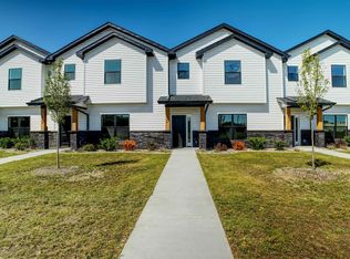 1004 S 4th St, Clinton, IA 52732