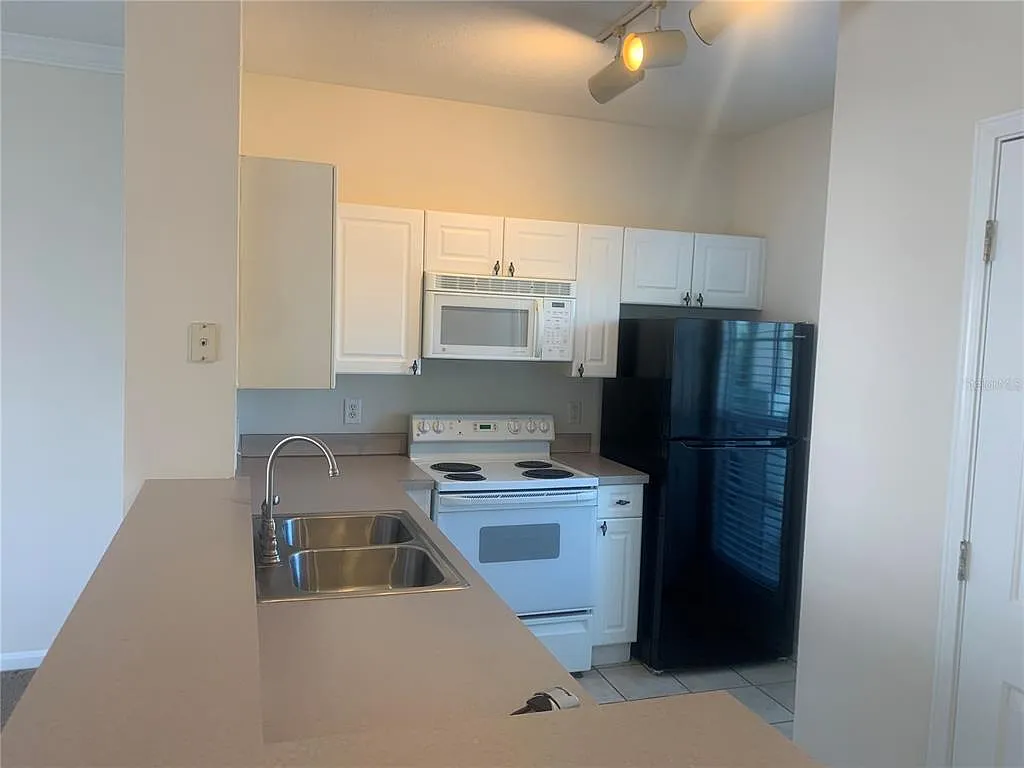 1 bed, 1.0 bath, 830 sqft, $1,750 — Photo 3