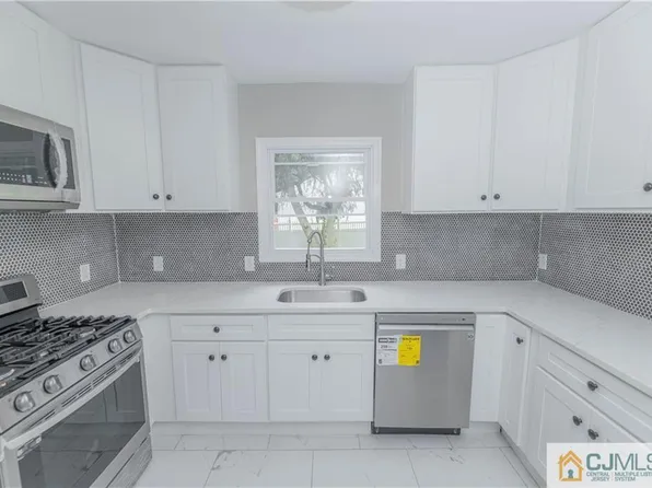 7 N Shore Blvd, Helmetta, NJ 08828