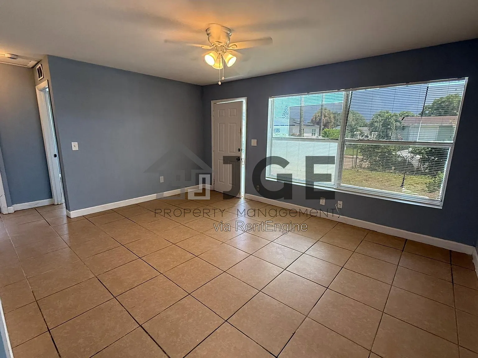 3 bed, 2.0 bath, 1020 sqft, $2,400 — Photo 3