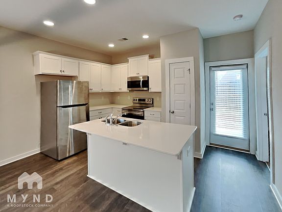 5th image of 176 Park Dr N