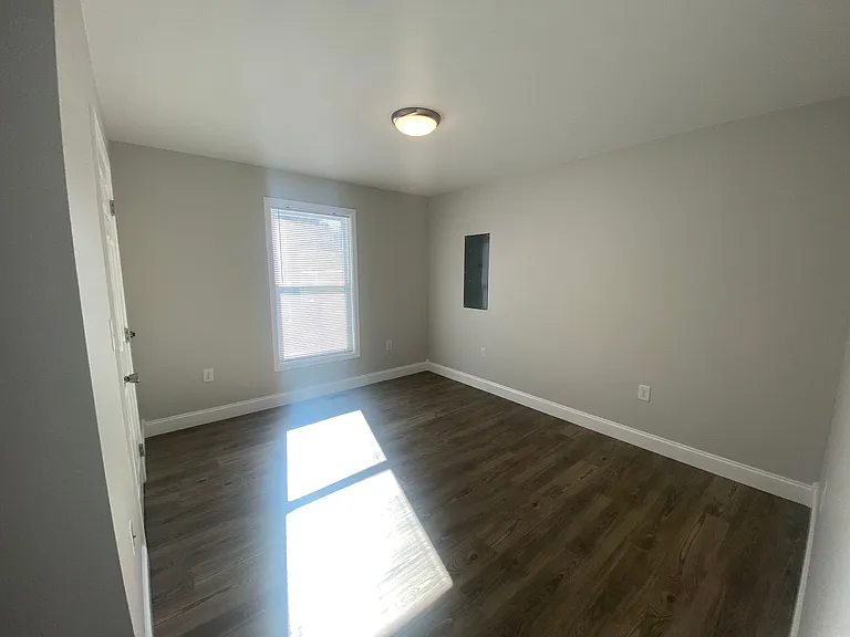 208-214 Laurel St — Photo 10