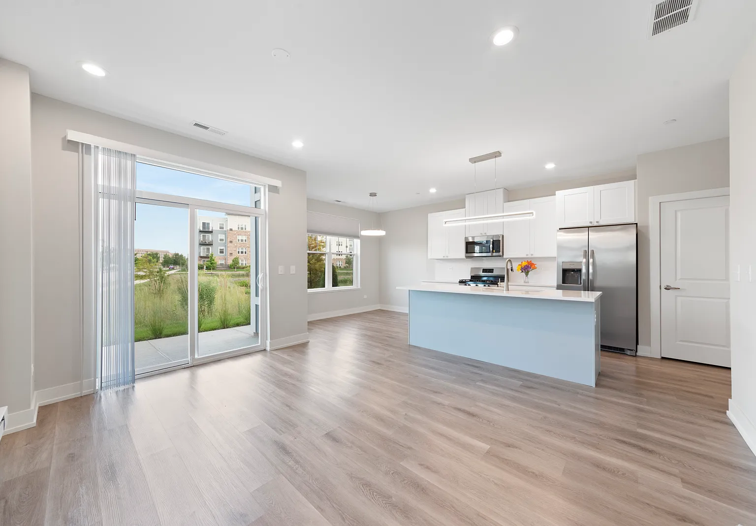 3 bed, 4.0 bath, 1826 sqft, $3,899 — Photo 4