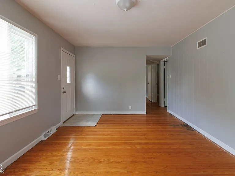 4430 N Longworth Ave — Photo 4