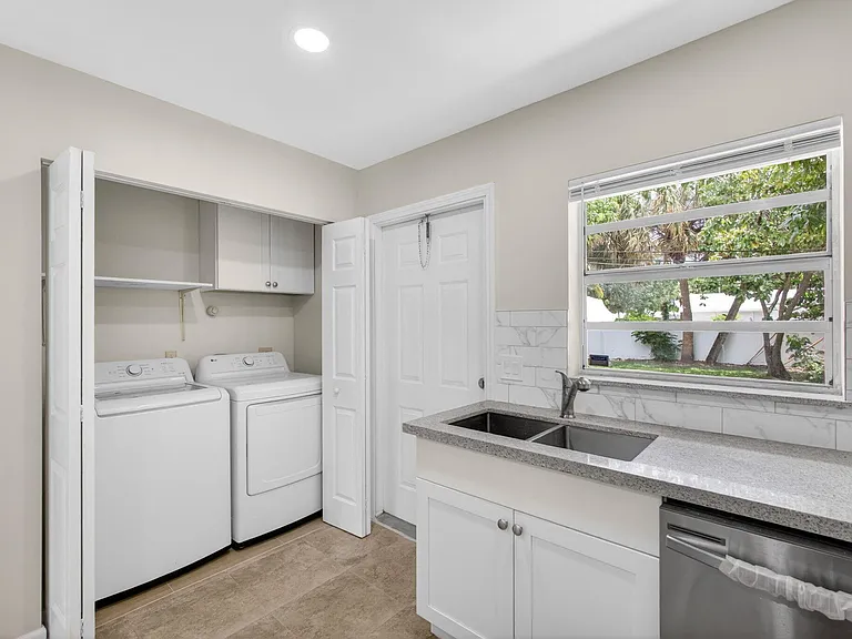 9484 Sun Ct — Photo 15
