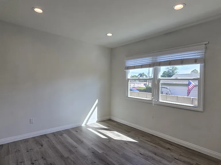 521 N Vermont Ave — Photo 20
