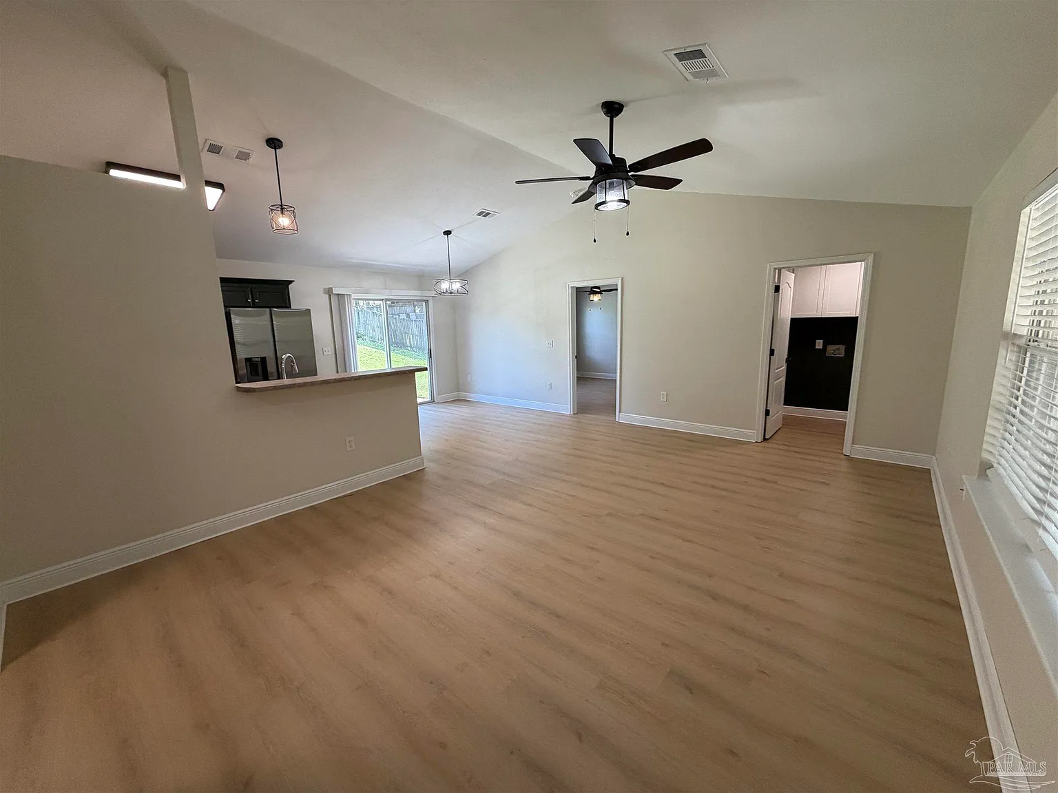 3 bed, 1360 sqft, $1,800 — Photo 3