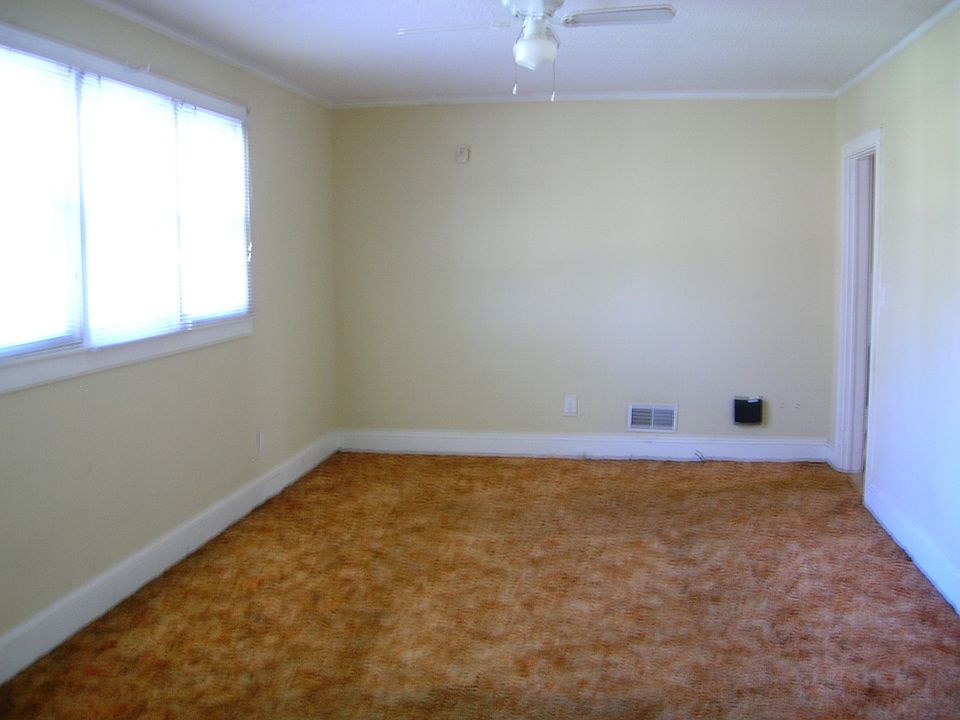 2nd image of 203 Oak Cir