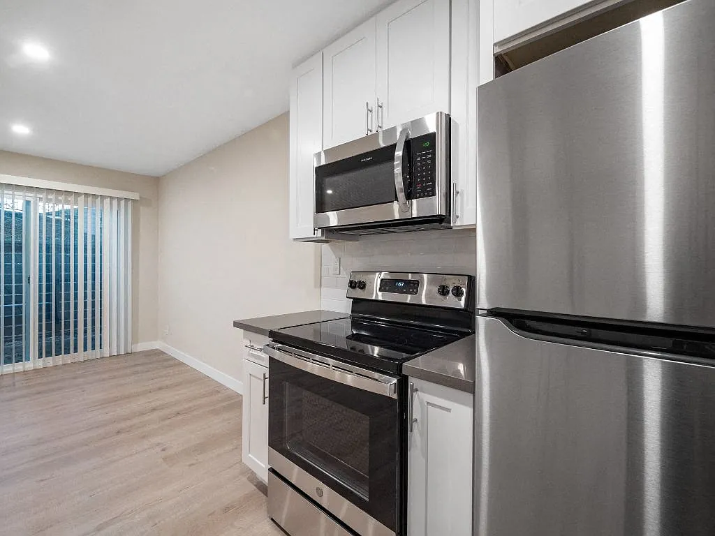 Sunset Cliffs Apartments — Photo 3