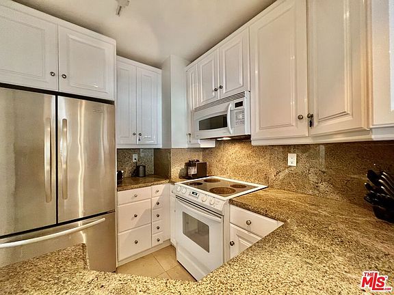 4th image of 999 N Doheny Dr APT 304