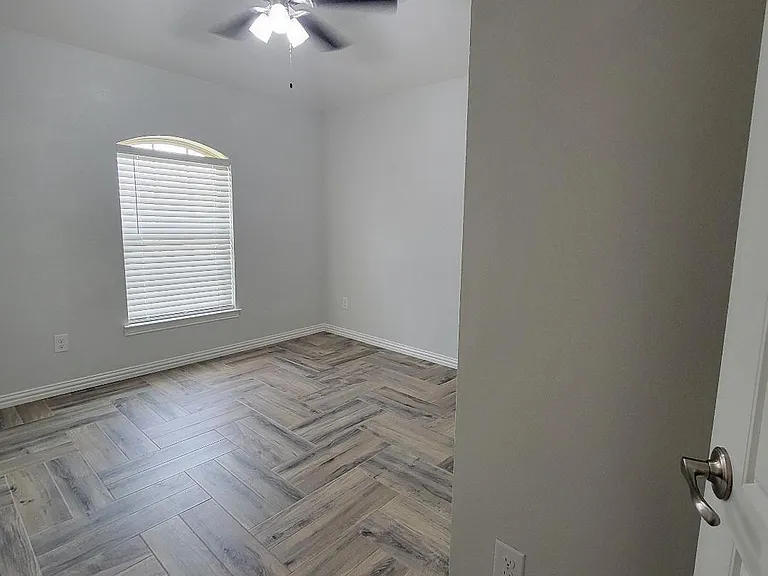 117 E Valley Dr — Photo 18