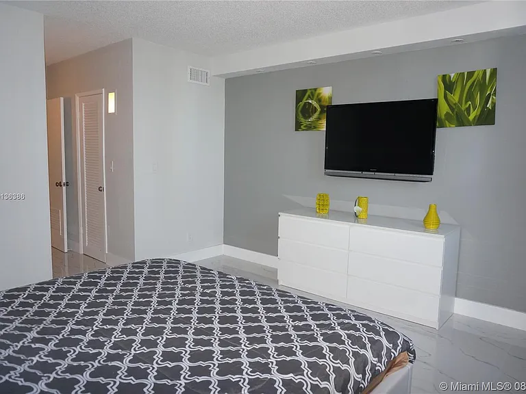 19370 Collins Avenue Seasonal #1417 — Photo 17