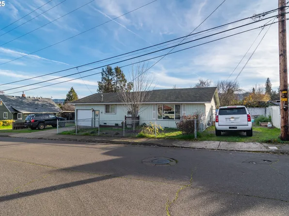 1785 NW Grove St, Roseburg, OR 97471