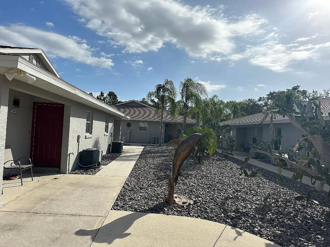 Lemontree 2 - 1570 — Photo 1