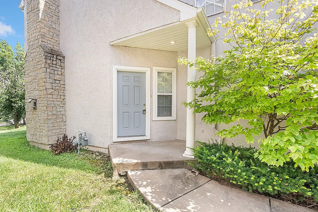 3 bed, 2.5 bath, 1750 sqft, $2,550 — Photo 2