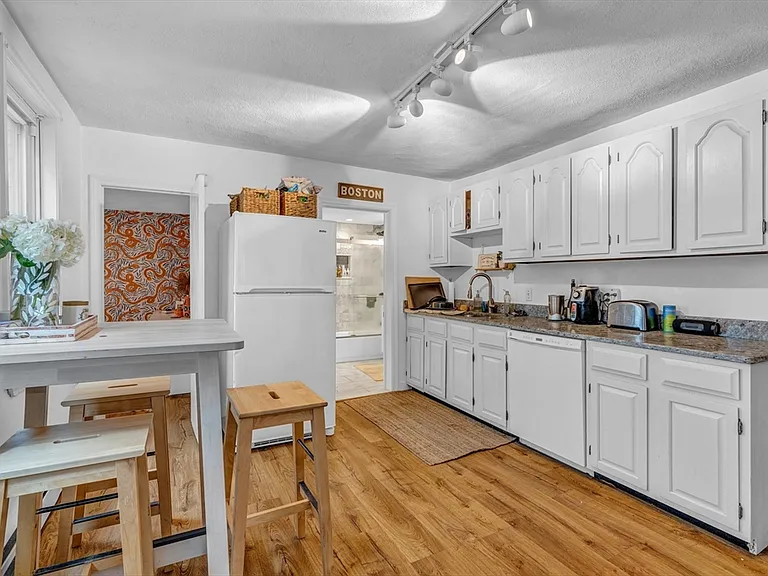 176 Emerson St — Photo 2