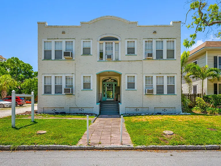2920 W Bay View Ave — Photo 1