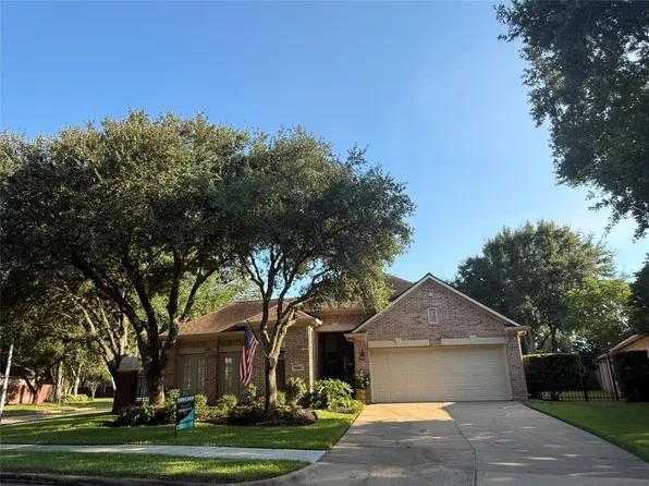 8746 Rippling Water Dr, Sugar Land, TX 77479