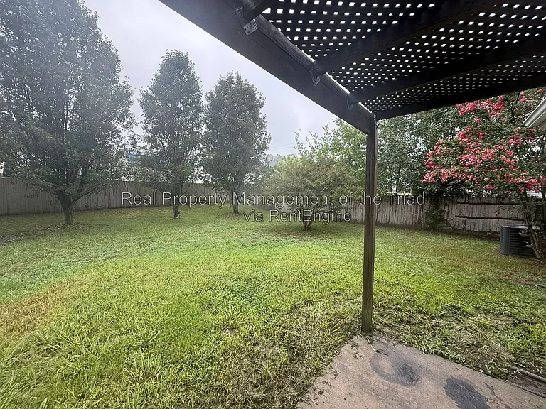 208 Hammond Dr — Photo 17