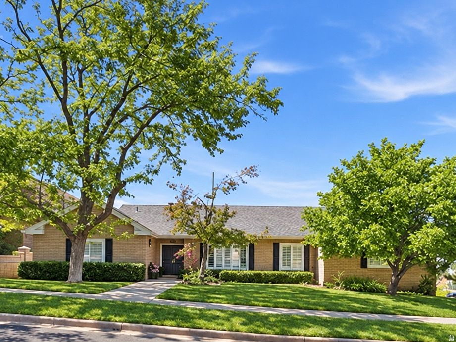 1st image of 978 Oakwood Dr