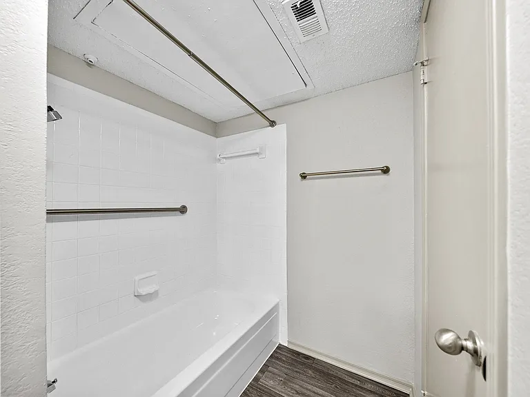 Trinity Apartments — Photo 36