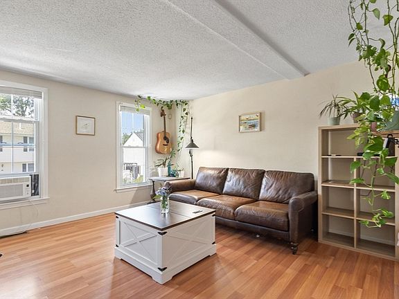 3rd image of 29 Lindsey Ln