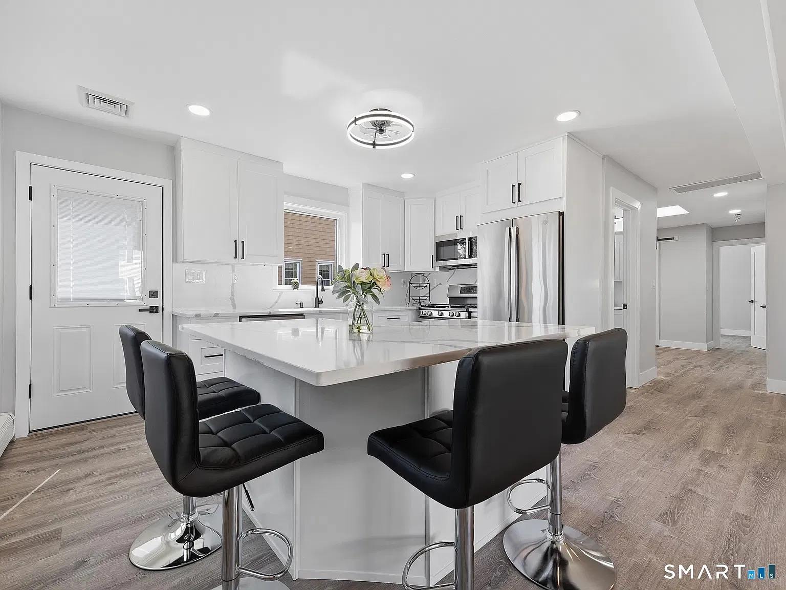 2 bed, 1.5 bath, 1208 sqft, $3,900 — Photo 2