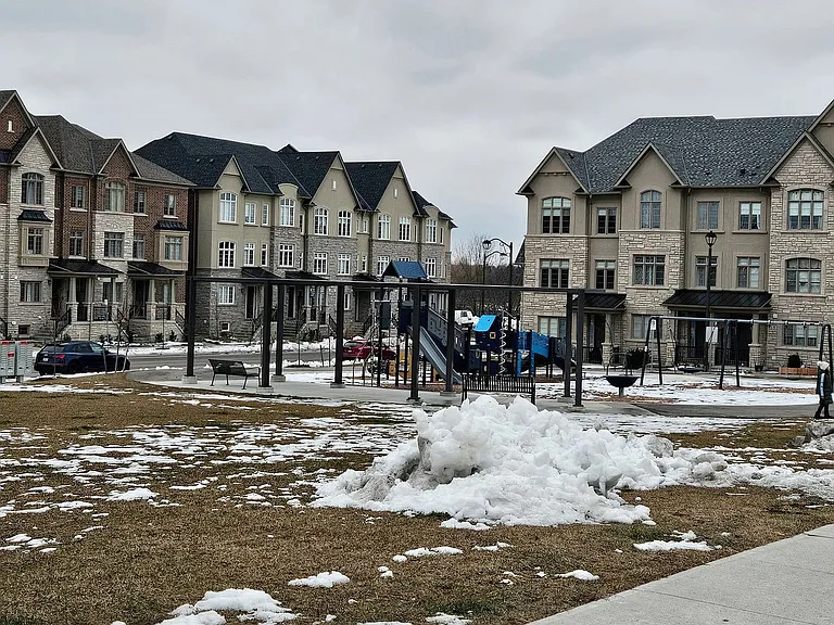 28 Island Green Ln — Photo 1