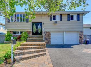 2617 Bryant Dr, Seaford, NY 11783