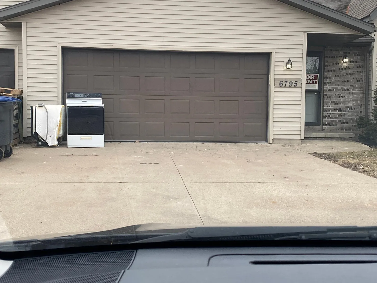 3 bed, 1950 sqft, $1,950 — Photo 1