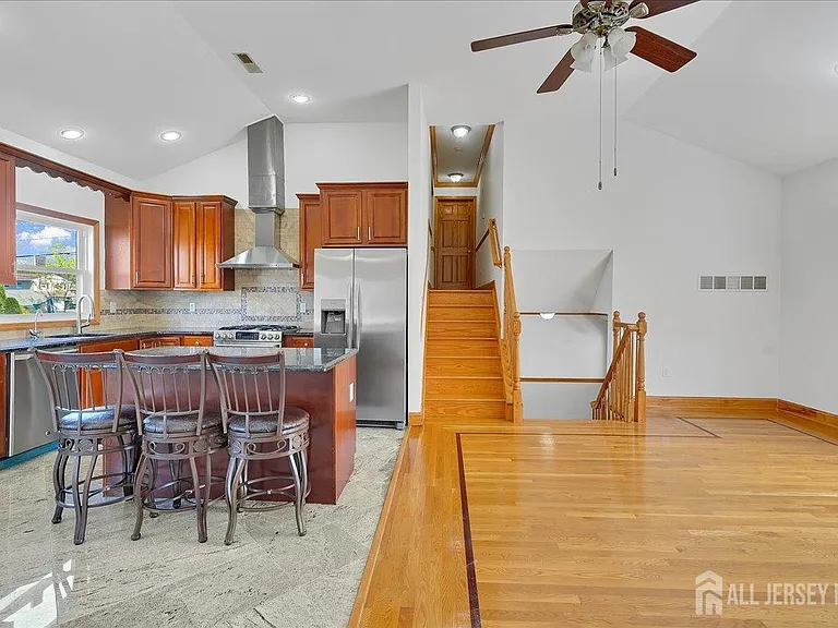 95 Calvert Ave E — Photo 8