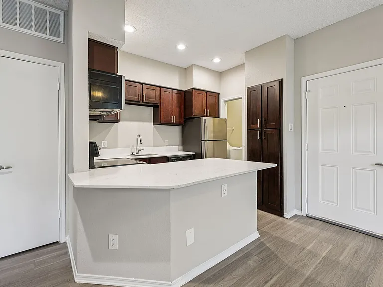 Oaks White Rock — Photo 29