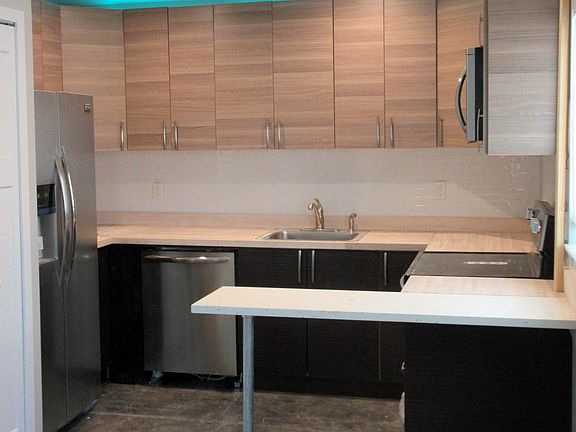 Modern kitchen with Breakfast Bar.