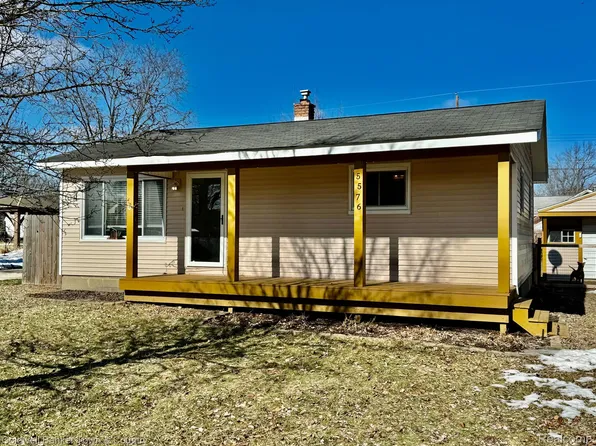 5576 Berkley Dr, Waterford, MI 48327