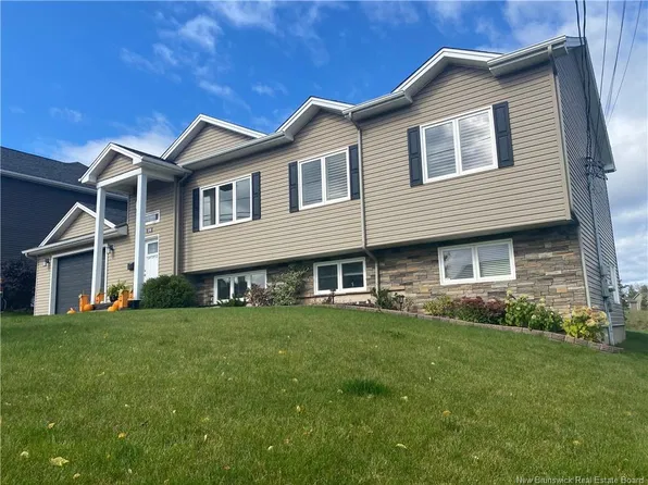 29 Salengro Cres, Moncton, NB E1G 2C9