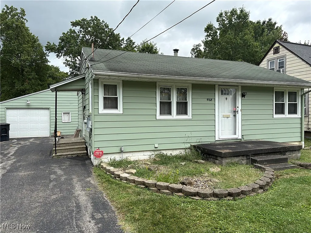 1568 Clemmens Ave photo 1