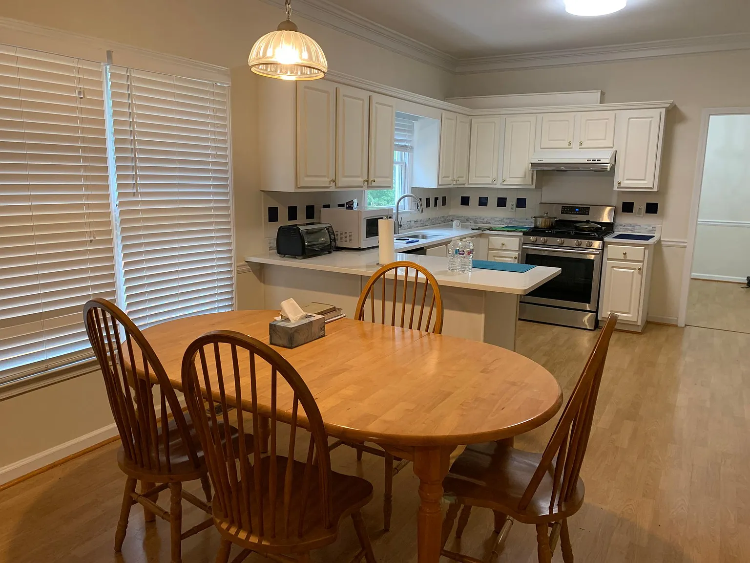 4 bed, 2.5 bath, 2197 sqft, $2,500 — Photo 2